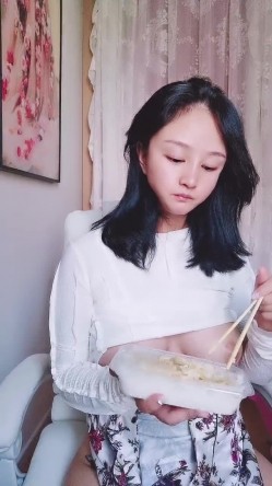 新来的良家小少妇露脸颜值不错，漏着骚奶子边吃饭边跟狼友发骚，揉奶摸逼自慰呻吟，跟狼友互动精彩不要错过 截图16