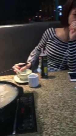 大神康先生 某学院在读大三学姐千元三P大战 还穿着校服肏得欢 截图1