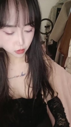 颜值美少女！性感黑丝极度淫骚！假屌吸在墙上后入，从下往上拍摄完美视角，跳蛋骚穴娇喘呻吟，欲罢不能 截图1