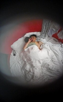 情趣酒店摄像头偷拍 甜美女友好奇电动床我0帧起手掀开被子一边操女友一边盯着摄像头笑？操得更起劲了 截图2