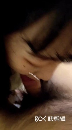 清纯七七一脸困困的还要被大表哥拉起来操，饥渴的男人呀，无套抽插小淫穴，一边让七七自慰边射她嘴里！ 截图4