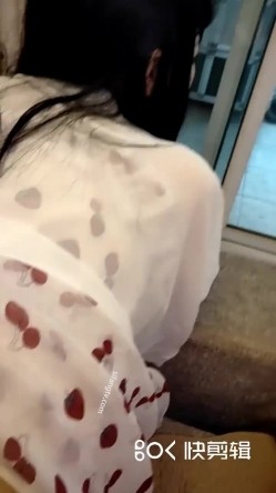 清纯七七一脸困困的还要被大表哥拉起来操，饥渴的男人呀，无套抽插小淫穴，一边让七七自慰边射她嘴里！ 截图10