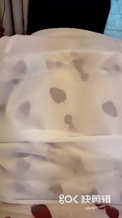 清纯七七一脸困困的还要被大表哥拉起来操，饥渴的男人呀，无套抽插小淫穴，一边让七七自慰边射她嘴里！ 截图12