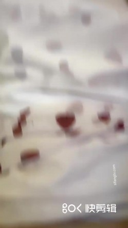 清纯七七一脸困困的还要被大表哥拉起来操，饥渴的男人呀，无套抽插小淫穴，一边让七七自慰边射她嘴里！ 截图13