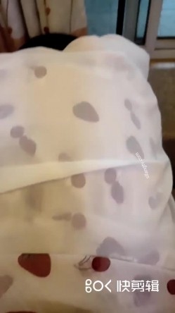清纯七七一脸困困的还要被大表哥拉起来操，饥渴的男人呀，无套抽插小淫穴，一边让七七自慰边射她嘴里！ 截图14