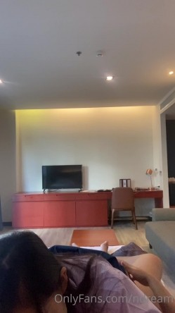 泰国纯天然反差少妇「dream」OF日常露脸性爱私拍 野外、阳台、车震、门口啪啪 现实OL网上母狗 截图6