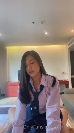 泰国纯天然反差少妇「dream」OF日常露脸性爱私拍 野外、阳台、车震、门口啪啪 现实OL网上母狗 截图7