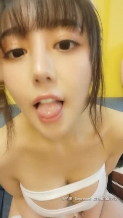 大眼美女：啊啊啊~哥哥来操我的小骚逼，哥哥来嘛，给你们看我的小穴，我要阴蒂高潮了，站着尿尿，姨妈血都流出来啦，牛掰！ 截图5