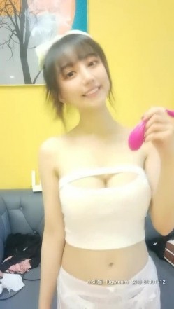 大眼美女：啊啊啊~哥哥来操我的小骚逼，哥哥来嘛，给你们看我的小穴，我要阴蒂高潮了，站着尿尿，姨妈血都流出来啦，牛掰！ 截图10