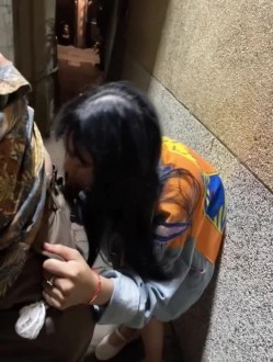 花碎银几两请了个私人女导游玩刺激 古城小巷里掰开内内就肏！ 截图7
