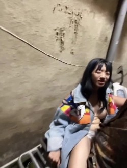 花碎银几两请了个私人女导游玩刺激 古城小巷里掰开内内就肏！ 截图16