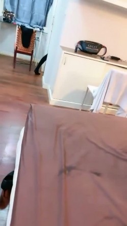 御姐人妻找年轻大鸡吧单男弟弟操逼，被操到喷尿，捂着小穴跑去浴室洗 洗干净后又立刻跳上床撅起屁股继续接着插 截图12
