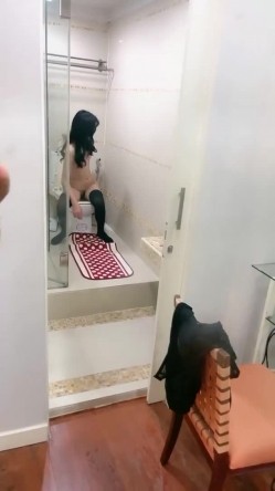 御姐人妻找年轻大鸡吧单男弟弟操逼，被操到喷尿，捂着小穴跑去浴室洗 洗干净后又立刻跳上床撅起屁股继续接着插 截图13