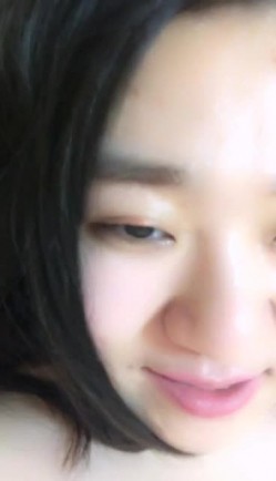 素颜美女露脸跟男友激情啪啪，近距离展示精湛口技，多体位无套啪啪，直接射在她的逼毛上看表情很享受 截图1