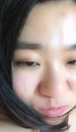 素颜美女露脸跟男友激情啪啪，近距离展示精湛口技，多体位无套啪啪，直接射在她的逼毛上看表情很享受 截图2