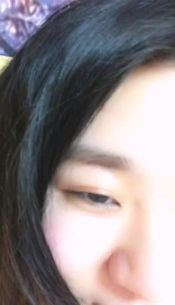 素颜美女露脸跟男友激情啪啪，近距离展示精湛口技，多体位无套啪啪，直接射在她的逼毛上看表情很享受 截图3