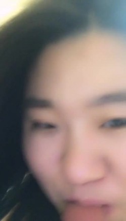 素颜美女露脸跟男友激情啪啪，近距离展示精湛口技，多体位无套啪啪，直接射在她的逼毛上看表情很享受 截图9