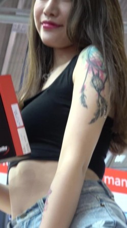广州车展色魔摄影师各种刁钻角度偷拍 众多车模小姐姐各种不经意间的走光 截图9