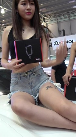 广州车展色魔摄影师各种刁钻角度偷拍 众多车模小姐姐各种不经意间的走光 截图16