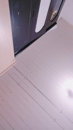 【漂亮眼睛新人美妞首播】小尺度诱惑，没穿内裤隔着黑丝露穴，翘起双腿掰穴，刚下海放不开，撩下内衣看下奶子 截图1