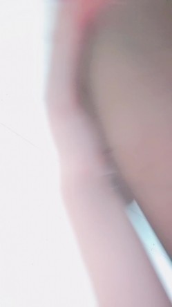【漂亮眼睛新人美妞首播】小尺度诱惑，没穿内裤隔着黑丝露穴，翘起双腿掰穴，刚下海放不开，撩下内衣看下奶子 截图3