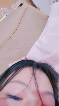 【漂亮眼睛新人美妞首播】小尺度诱惑，没穿内裤隔着黑丝露穴，翘起双腿掰穴，刚下海放不开，撩下内衣看下奶子 截图4