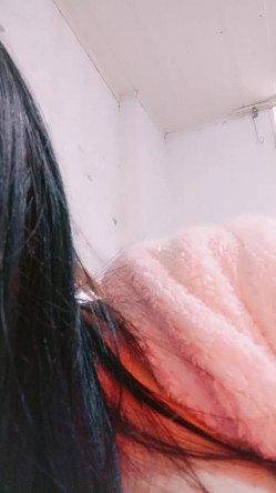 【漂亮眼睛新人美妞首播】小尺度诱惑，没穿内裤隔着黑丝露穴，翘起双腿掰穴，刚下海放不开，撩下内衣看下奶子 截图7