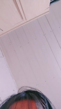 【漂亮眼睛新人美妞首播】小尺度诱惑，没穿内裤隔着黑丝露穴，翘起双腿掰穴，刚下海放不开，撩下内衣看下奶子 截图8