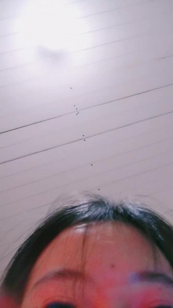 【漂亮眼睛新人美妞首播】小尺度诱惑，没穿内裤隔着黑丝露穴，翘起双腿掰穴，刚下海放不开，撩下内衣看下奶子 截图15