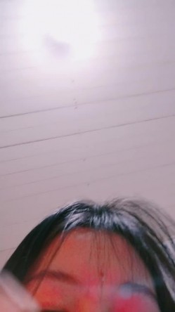 【漂亮眼睛新人美妞首播】小尺度诱惑，没穿内裤隔着黑丝露穴，翘起双腿掰穴，刚下海放不开，撩下内衣看下奶子 截图16