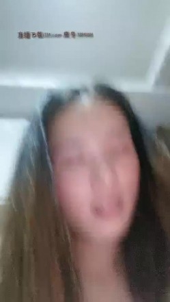 高颜值长相甜美的气质少妇居家自慰诱惑，椅子上掰穴特写震动棒抽插流出白浆淫叫连连 截图14