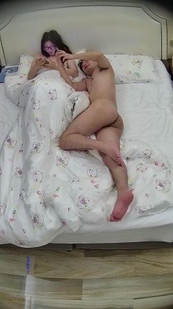 酒店偷拍爱干净每天都要换可爱床单的御姐范眼镜反差婊两天挨五顿操 截图5
