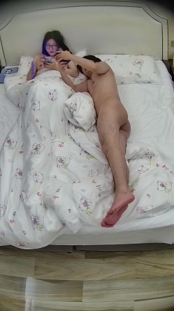 酒店偷拍爱干净每天都要换可爱床单的御姐范眼镜反差婊两天挨五顿操 截图12