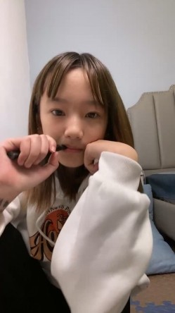 假期快乐露脸学妹穿上丝袜让小哥在逼的位置剪个洞洞调教，玩弄炮击抽插骚穴，享受高速带来的快感表情好骚 截图1