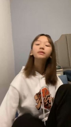 假期快乐露脸学妹穿上丝袜让小哥在逼的位置剪个洞洞调教，玩弄炮击抽插骚穴，享受高速带来的快感表情好骚 截图2