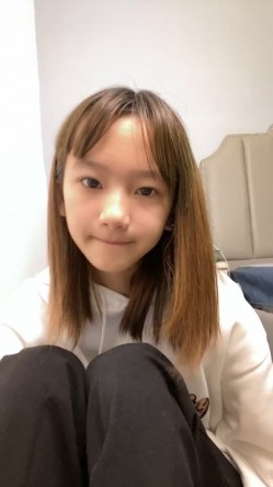 假期快乐露脸学妹穿上丝袜让小哥在逼的位置剪个洞洞调教，玩弄炮击抽插骚穴，享受高速带来的快感表情好骚 截图4