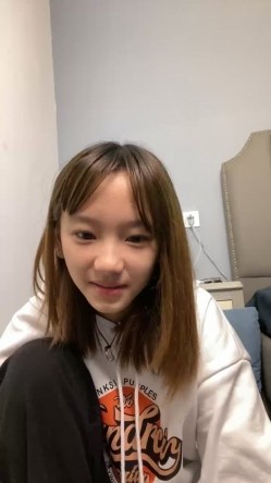 假期快乐露脸学妹穿上丝袜让小哥在逼的位置剪个洞洞调教，玩弄炮击抽插骚穴，享受高速带来的快感表情好骚 截图6