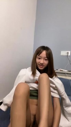 假期快乐露脸学妹穿上丝袜让小哥在逼的位置剪个洞洞调教，玩弄炮击抽插骚穴，享受高速带来的快感表情好骚 截图7