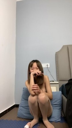 假期快乐露脸学妹穿上丝袜让小哥在逼的位置剪个洞洞调教，玩弄炮击抽插骚穴，享受高速带来的快感表情好骚 截图9