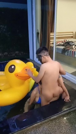 土豪的快乐生活，豪华别墅露天泳池的群P盛宴，吃奶玩逼抽插从泳池玩到床上一龙4凤，各种抽插爆草舔逼口交 截图2