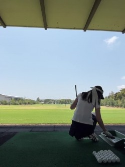 极品御姐女神、户外反差露出婊子「xigua2002」《高尔夫球场骚诱车震》大白天打高尔夫丝袜骚诱，后上车被无套一顿猛肏骚穴 截图4