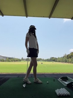 极品御姐女神、户外反差露出婊子「xigua2002」《高尔夫球场骚诱车震》大白天打高尔夫丝袜骚诱，后上车被无套一顿猛肏骚穴 截图5