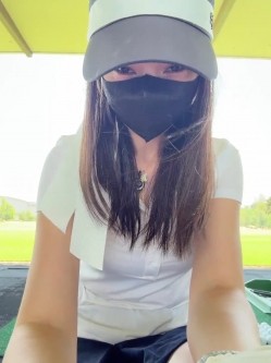 极品御姐女神、户外反差露出婊子「xigua2002」《高尔夫球场骚诱车震》大白天打高尔夫丝袜骚诱，后上车被无套一顿猛肏骚穴 截图7