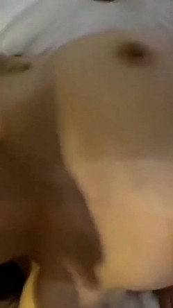 漂亮大奶淫妻 还没硬 你给力一点 射就射呗 戴套就行 摸着老公的鸡吧 被单男亲嘴亲奶 截图11