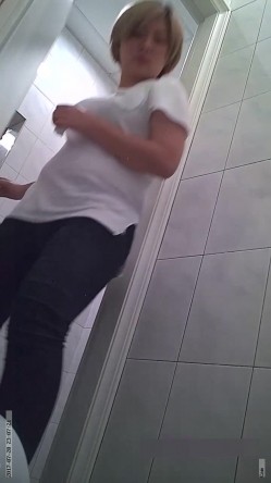 TP大神（野狼）商场女厕偷拍多位漂亮的美女 截图1