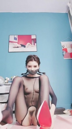 近期下海身材最棒的女神【175CM高挑的身材 顶级大长腿】连体黑丝美腿，就是奶子有点小，大大的眼睛，顶着极品翘臀，秒硬啊 截图3