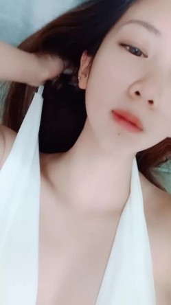 你说只是蹭蹭，这小妞好迷人看了秒硬，露脸高颜值肤白貌美大奶子真诱人，摸逼菊花摸逼逼大黑牛自慰自舔淫水 截图3
