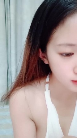你说只是蹭蹭，这小妞好迷人看了秒硬，露脸高颜值肤白貌美大奶子真诱人，摸逼菊花摸逼逼大黑牛自慰自舔淫水 截图13