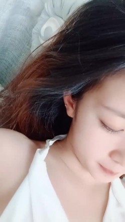 你说只是蹭蹭，这小妞好迷人看了秒硬，露脸高颜值肤白貌美大奶子真诱人，摸逼菊花摸逼逼大黑牛自慰自舔淫水 截图15