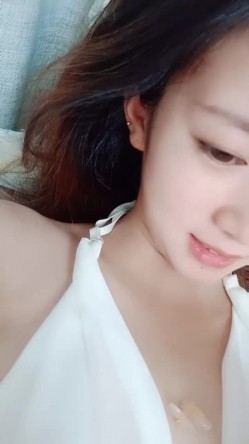 你说只是蹭蹭，这小妞好迷人看了秒硬，露脸高颜值肤白貌美大奶子真诱人，摸逼菊花摸逼逼大黑牛自慰自舔淫水 截图16